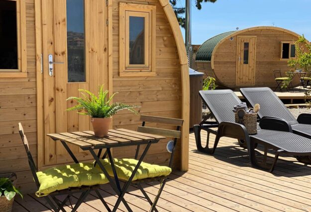 Eco houses with bathtubs or jacuzzis