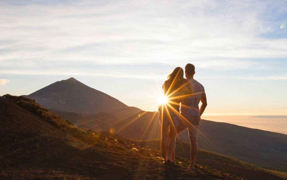 pareja observando la puesta de sol en el Teide Tenerife