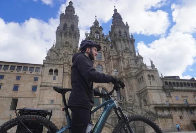 Llegada a la catedral de Santiago en bici