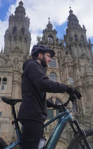 Llegada a la catedral de Santiago tras completar el Camino Francés en bici