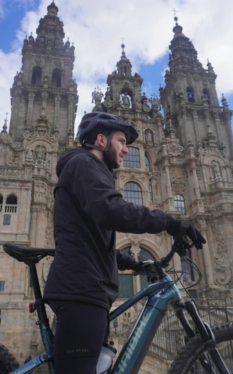 Llegada a la catedral de Santiago tras completar el Camino Franc&eacute;s en bici