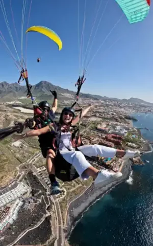 Sobrevolando la Costa de Adeje en Parapente