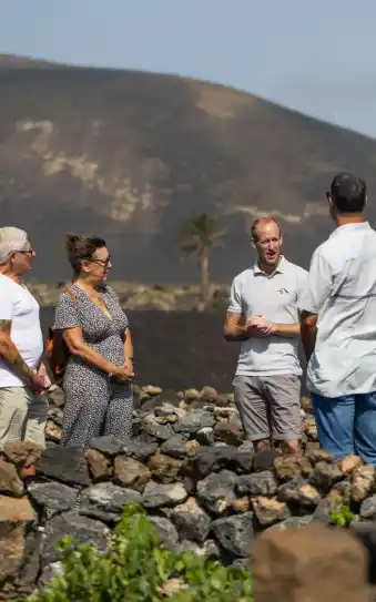 Explicaci&oacute;n del cultivo de la uva en un paraje volc&aacute;nico