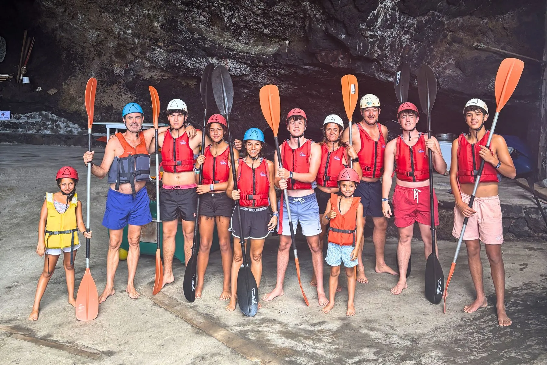 grupo familiar en una cueva en La Palma
